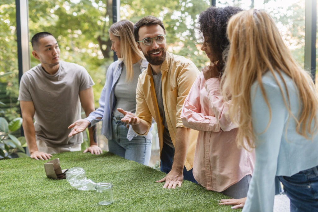 imagen personas socializando instagram facebook